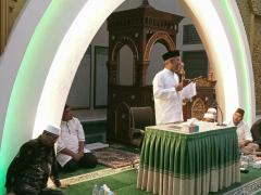 Malam Kedua Ramadhan, Kamsol dan Azwan Sholat di Masjid Arafah